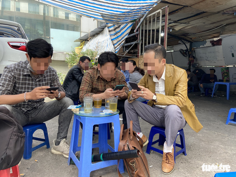 Bất chấp lệnh cấm, karaoke, cà phê, trà đá ở Hà Nội vẫn ‘đông như hội’ - Ảnh 6. Bất chấp lệnh cấm, karaoke, cà phê, trà đá ở Hà Nội vẫn ‘đông như hội’ - Ảnh 6.