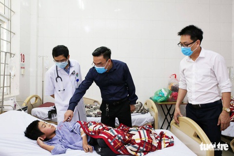 Ăn thịt bê thui, 8 người ngộ độc nhập viện - Ảnh 2. Ăn thịt bê thui, 8 người ngộ độc nhập viện - Ảnh 2.