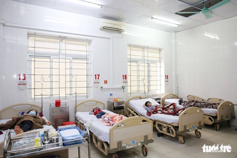 Ăn thịt bê thui, 8 người ngộ độc nhập viện - Ảnh 1. Ăn thịt bê thui, 8 người ngộ độc nhập viện - Ảnh 1.