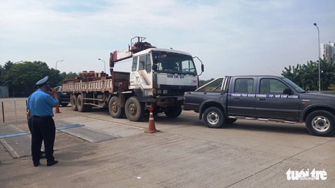 TP.HCM kiểm tra tải trọng xe tải đột xuất - Ảnh 1. TP.HCM kiểm tra tải trọng xe tải đột xuất - Ảnh 1.