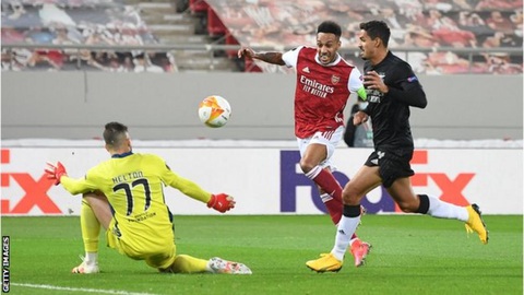 Arsenal nghẹt thở giành vé đi tiếp - Ảnh 2. Arsenal nghẹt thở giành vé đi tiếp - Ảnh 2.