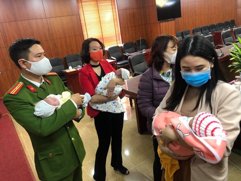 Giải cứu 4 trẻ sơ sinh bị bán sang Trung Quốc - Ảnh 1. Giải cứu 4 trẻ sơ sinh bị bán sang Trung Quốc - Ảnh 1.