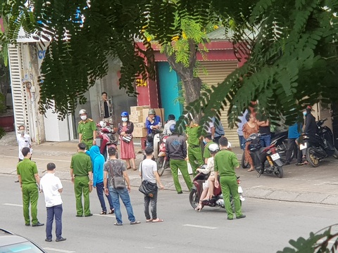 Dựng hiện trường vụ giật túi xách rồi tông xe khiến 2 người tử vong - Ảnh 2. Dựng hiện trường vụ giật túi xách rồi tông xe khiến 2 người tử vong - Ảnh 2.