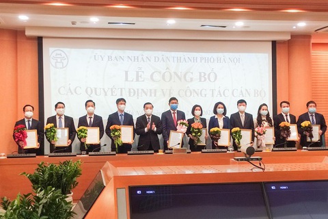 Hà Nội bổ nhiệm 4 giám đốc sở và chánh Văn phòng UBND TP - Ảnh 1. Hà Nội bổ nhiệm 4 giám đốc sở và chánh Văn phòng UBND TP - Ảnh 1.