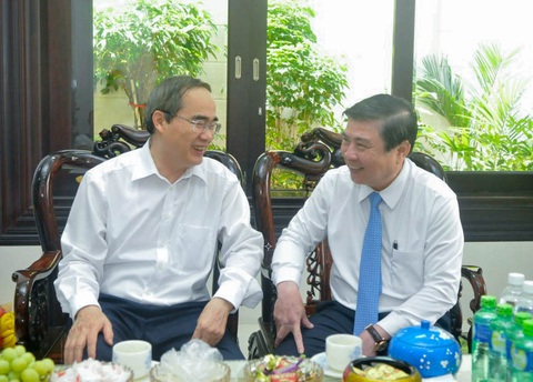 Lãnh đạo TP.HCM thăm, chúc mừng thầy thuốc nhân dân tiêu biểu - Ảnh 1. Lãnh đạo TP.HCM thăm, chúc mừng thầy thuốc nhân dân tiêu biểu - Ảnh 1.