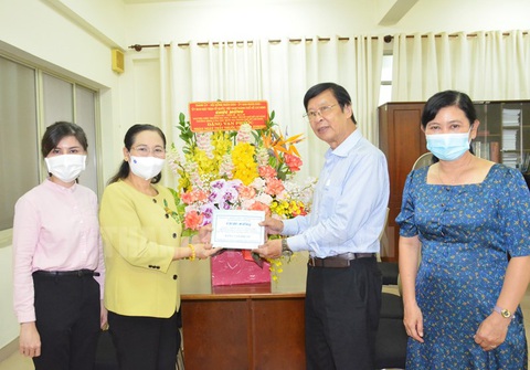 Lãnh đạo TP.HCM thăm, chúc mừng thầy thuốc nhân dân tiêu biểu - Ảnh 2. Lãnh đạo TP.HCM thăm, chúc mừng thầy thuốc nhân dân tiêu biểu - Ảnh 2.