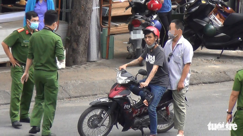 Dựng hiện trường vụ giật túi xách rồi tông xe khiến 2 người tử vong - Ảnh 4. Dựng hiện trường vụ giật túi xách rồi tông xe khiến 2 người tử vong - Ảnh 4.
