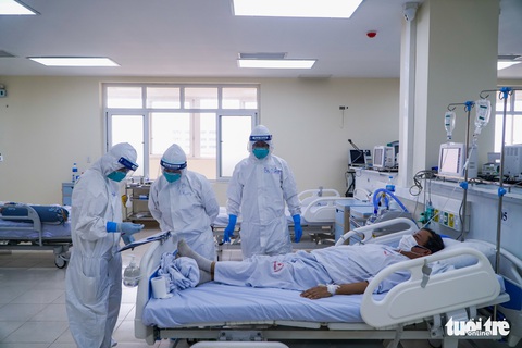 Theo chân nữ điều dưỡng chăm bệnh nhân COVID-19 ở Bệnh viện dã chiến số 2 Hải Dương - Ảnh 2. Theo chân nữ điều dưỡng chăm bệnh nhân COVID-19 ở Bệnh viện dã chiến số 2 Hải Dương - Ảnh 2.