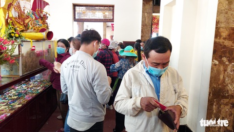 Hàng ngàn người đổ về viếng Bà chúa xứ Núi Sam dịp rằm tháng giêng - Ảnh 4. Hàng ngàn người đổ về viếng Bà chúa xứ Núi Sam dịp rằm tháng giêng - Ảnh 4.