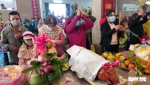 Hàng ngàn người đổ về viếng Bà chúa xứ Núi Sam dịp rằm tháng giêng - Ảnh 1. Hàng ngàn người đổ về viếng Bà chúa xứ Núi Sam dịp rằm tháng giêng - Ảnh 1.
