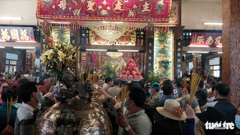 Hàng ngàn người đổ về viếng Bà chúa xứ Núi Sam dịp rằm tháng giêng - Ảnh 6. Hàng ngàn người đổ về viếng Bà chúa xứ Núi Sam dịp rằm tháng giêng - Ảnh 6.
