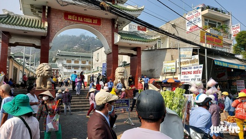Hàng ngàn người đổ về viếng Bà chúa xứ Núi Sam dịp rằm tháng giêng - Ảnh 8. Hàng ngàn người đổ về viếng Bà chúa xứ Núi Sam dịp rằm tháng giêng - Ảnh 8.