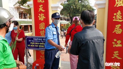 Hàng ngàn người đổ về viếng Bà chúa xứ Núi Sam dịp rằm tháng giêng - Ảnh 9. Hàng ngàn người đổ về viếng Bà chúa xứ Núi Sam dịp rằm tháng giêng - Ảnh 9.