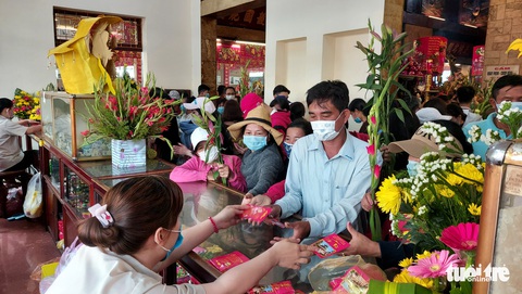 Hàng ngàn người đổ về viếng Bà chúa xứ Núi Sam dịp rằm tháng giêng - Ảnh 10. Hàng ngàn người đổ về viếng Bà chúa xứ Núi Sam dịp rằm tháng giêng - Ảnh 10.