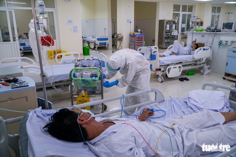 Theo chân nữ điều dưỡng chăm bệnh nhân COVID-19 ở Bệnh viện dã chiến số 2 Hải Dương - Ảnh 7. Theo chân nữ điều dưỡng chăm bệnh nhân COVID-19 ở Bệnh viện dã chiến số 2 Hải Dương - Ảnh 7.