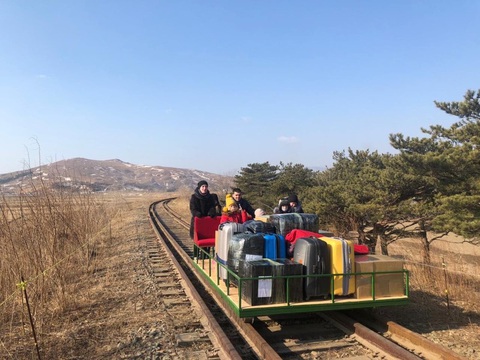 Các nhà ngoại giao Nga rời Triều Tiên bằng xe đẩy đường sắt - Ảnh 1. Các nhà ngoại giao Nga rời Triều Tiên bằng xe đẩy đường sắt - Ảnh 1.