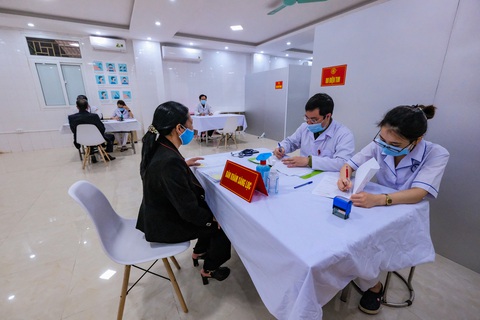 Sáng nay 26-2, bắt đầu tiêm thử nghiệm vắc xin ngừa COVID-19 Nanocovax giai đoạn 2 - Ảnh 4. Sáng nay 26-2, bắt đầu tiêm thử nghiệm vắc xin ngừa COVID-19 Nanocovax giai đoạn 2 - Ảnh 4.