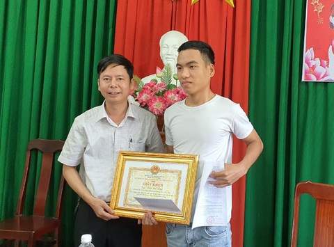 Trao giấy khen cho ‘anh hùng’ dũng cảm bơi ra biển cứu người - Ảnh 1. Trao giấy khen cho ‘anh hùng’ dũng cảm bơi ra biển cứu người - Ảnh 1.