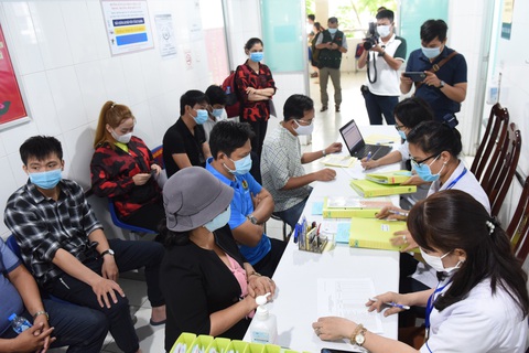 Sáng nay 26-2, bắt đầu tiêm thử nghiệm vắc xin ngừa COVID-19 Nanocovax giai đoạn 2 - Ảnh 6. Sáng nay 26-2, bắt đầu tiêm thử nghiệm vắc xin ngừa COVID-19 Nanocovax giai đoạn 2 - Ảnh 6.