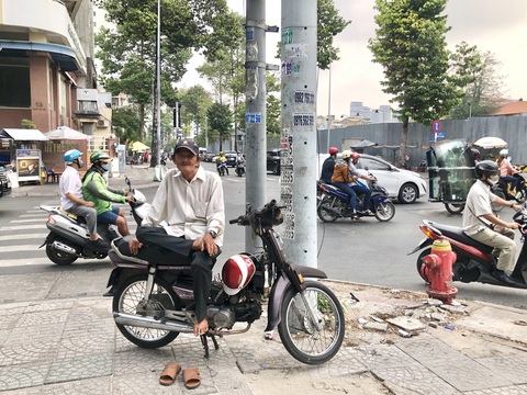 Mừng và mong sớm được tiêm ngừa vắc xin COVID-19 - Ảnh 1. Mừng và mong sớm được tiêm ngừa vắc xin COVID-19 - Ảnh 1.
