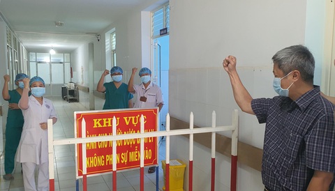 Thứ trưởng Bộ Y tế Nguyễn Trường Sơn: Cảm phục sự hi sinh của đồng nghiệp - Ảnh 1. Thứ trưởng Bộ Y tế Nguyễn Trường Sơn: Cảm phục sự hi sinh của đồng nghiệp - Ảnh 1.