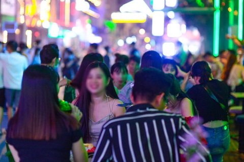 TP.HCM: Vì sao vũ trường, bar, karaoke, gym... chưa được mở lại? - Ảnh 1. TP.HCM: Vì sao vũ trường, bar, karaoke, gym... chưa được mở lại? - Ảnh 1.
