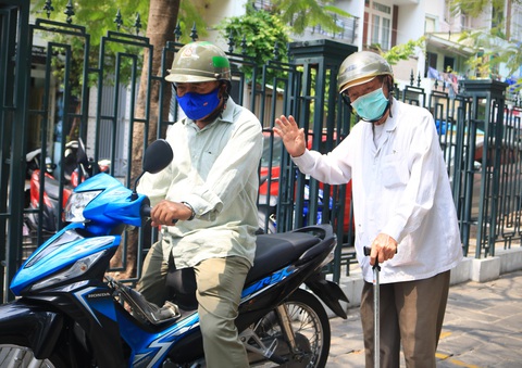 Cuối tuần trẻ em 8 tuổi và cụ già 92 tuổi đi đóng góp mua vắc xin COVID-19 - Ảnh 4. Cuối tuần trẻ em 8 tuổi và cụ già 92 tuổi đi đóng góp mua vắc xin COVID-19 - Ảnh 4.