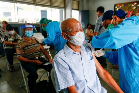 Dân Indonesia phẫn nộ vì người có đặc quyền xen ngang tiêm chủng - Ảnh 1. Dân Indonesia phẫn nộ vì người có đặc quyền xen ngang tiêm chủng - Ảnh 1.