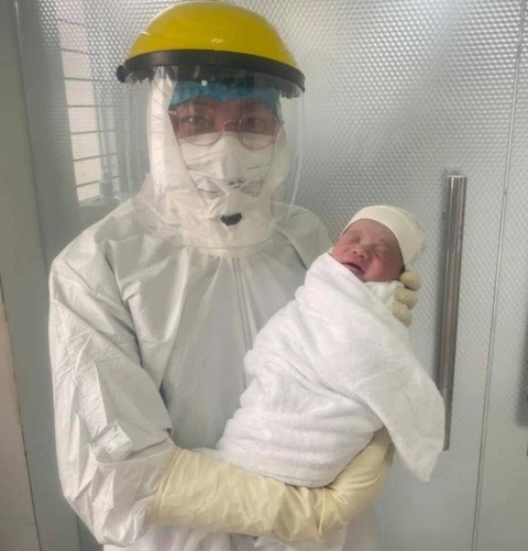 Các bệnh nhân COVID-19: Y bác sĩ ướt đẫm lưng áo trả lại cuộc sống cho chúng tôi - Ảnh 1. Các bệnh nhân COVID-19: Y bác sĩ ướt đẫm lưng áo trả lại cuộc sống cho chúng tôi - Ảnh 1.