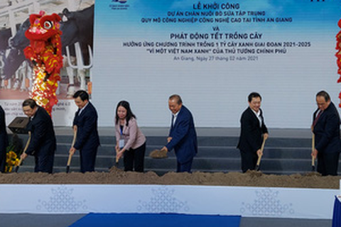 Phó thủ tướng Trương Hòa Bình dự lễ khởi công dự án chăn nuôi 10.000 con bò sữa công nghệ cao - Ảnh 2. Phó thủ tướng Trương Hòa Bình dự lễ khởi công dự án chăn nuôi 10.000 con bò sữa công nghệ cao - Ảnh 2.