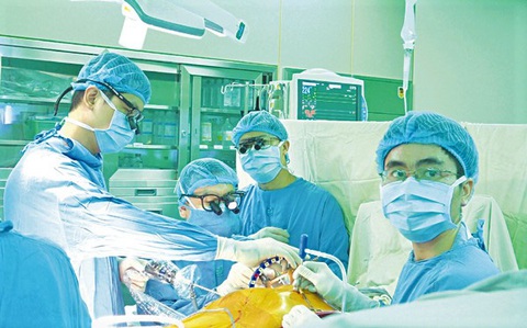 Nhiều cơ hội cho người bệnh với phẫu thuật tim nội soi và ít xâm lấn - Ảnh 3. Nhiều cơ hội cho người bệnh với phẫu thuật tim nội soi và ít xâm lấn - Ảnh 3.