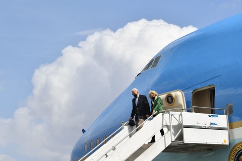 Vợ chồng Tổng thống Biden động viên Texas hồi phục sau bão - Ảnh 2. Vợ chồng Tổng thống Biden động viên Texas hồi phục sau bão - Ảnh 2.