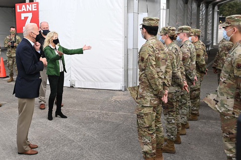 Vợ chồng Tổng thống Biden động viên Texas hồi phục sau bão - Ảnh 5. Vợ chồng Tổng thống Biden động viên Texas hồi phục sau bão - Ảnh 5.