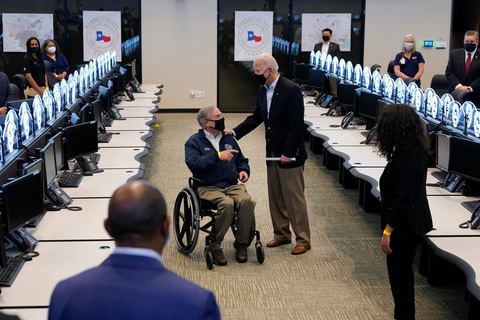 Vợ chồng Tổng thống Biden động viên Texas hồi phục sau bão - Ảnh 1. Vợ chồng Tổng thống Biden động viên Texas hồi phục sau bão - Ảnh 1.
