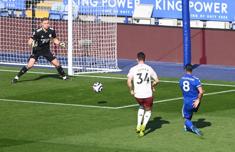 Thua ngược Arsenal, Leicester cạn hi vọng vô địch - Ảnh 1. Thua ngược Arsenal, Leicester cạn hi vọng vô địch - Ảnh 1.