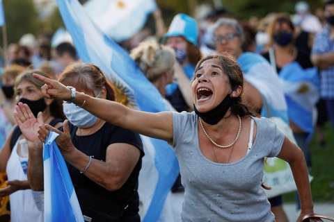 Dân Argentina nổi giận vì cựu lãnh đạo chen hàng ưu tiên tiêm vắc xin COVID-19 - Ảnh 1. Dân Argentina nổi giận vì cựu lãnh đạo chen hàng ưu tiên tiêm vắc xin COVID-19 - Ảnh 1.