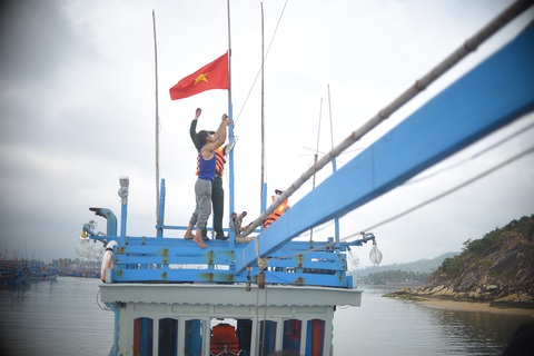 Phát thuốc, trao cờ Tổ quốc cho ngư dân Bình Định - Ảnh 2. Phát thuốc, trao cờ Tổ quốc cho ngư dân Bình Định - Ảnh 2.
