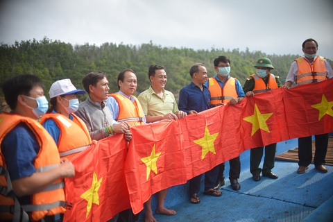 Phát thuốc, trao cờ Tổ quốc cho ngư dân Bình Định - Ảnh 1. Phát thuốc, trao cờ Tổ quốc cho ngư dân Bình Định - Ảnh 1.