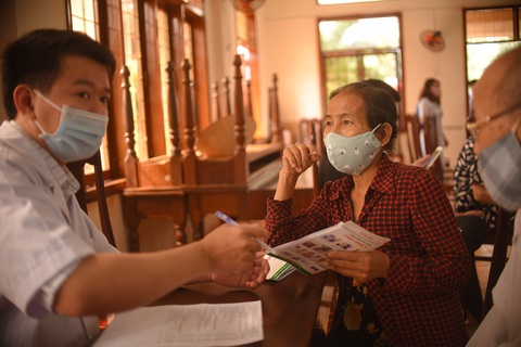 Phát thuốc, trao cờ Tổ quốc cho ngư dân Bình Định - Ảnh 3. Phát thuốc, trao cờ Tổ quốc cho ngư dân Bình Định - Ảnh 3.