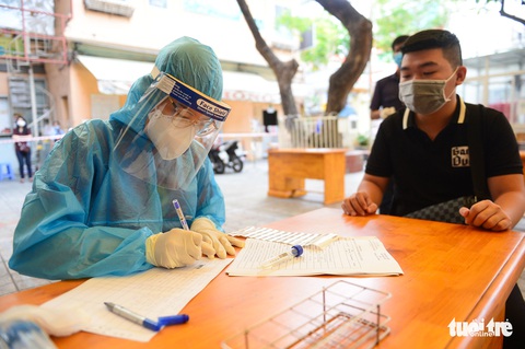 Thanh niên TP.HCM lấy mẫu xét nghiệm tầm soát COVID-19 trước khi nhập ngũ - Ảnh 3. Thanh niên TP.HCM lấy mẫu xét nghiệm tầm soát COVID-19 trước khi nhập ngũ - Ảnh 3.