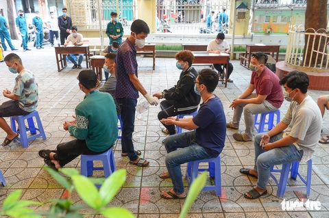 Thanh niên TP.HCM lấy mẫu xét nghiệm tầm soát COVID-19 trước khi nhập ngũ - Ảnh 4. Thanh niên TP.HCM lấy mẫu xét nghiệm tầm soát COVID-19 trước khi nhập ngũ - Ảnh 4.