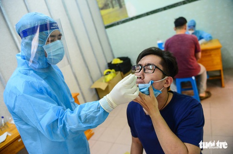 Thanh niên TP.HCM lấy mẫu xét nghiệm tầm soát COVID-19 trước khi nhập ngũ - Ảnh 1. Thanh niên TP.HCM lấy mẫu xét nghiệm tầm soát COVID-19 trước khi nhập ngũ - Ảnh 1.