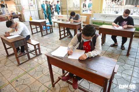 Thanh niên TP.HCM lấy mẫu xét nghiệm tầm soát COVID-19 trước khi nhập ngũ - Ảnh 2. Thanh niên TP.HCM lấy mẫu xét nghiệm tầm soát COVID-19 trước khi nhập ngũ - Ảnh 2.