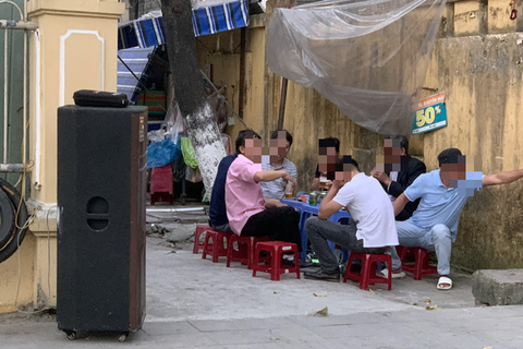 Hét karaoke vào tai nhau: bao giờ mới thôi! - Ảnh 1. Hét karaoke vào tai nhau: bao giờ mới thôi! - Ảnh 1.