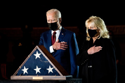 Tổng thống Biden tưởng niệm viên cảnh sát hi sinh trong vụ bạo loạn 6-1 - Ảnh 1. Tổng thống Biden tưởng niệm viên cảnh sát hi sinh trong vụ bạo loạn 6-1 - Ảnh 1.