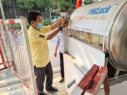Toàn bộ F1 của nữ sinh viên Bình Dương âm tính, dân cách ly nhận ATM gạo miễn phí - Ảnh 6. Toàn bộ F1 của nữ sinh viên Bình Dương âm tính, dân cách ly nhận ATM gạo miễn phí - Ảnh 6.