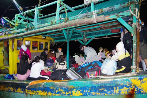 Cà Mau phát hiện tàu cá chở 34 người nhập cảnh trái phép từ Malaysia - Ảnh 1. Cà Mau phát hiện tàu cá chở 34 người nhập cảnh trái phép từ Malaysia - Ảnh 1.