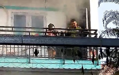 Chiến sĩ cởi đồ bảo hộ, mặt nạ chống độc cứu cháu bé kẹt ở ban công ngôi nhà cháy - Ảnh 2. Chiến sĩ cởi đồ bảo hộ, mặt nạ chống độc cứu cháu bé kẹt ở ban công ngôi nhà cháy - Ảnh 2.