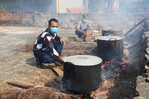 Nấu bánh chưng gửi tặng chốt kiểm soát phòng chống dịch COVID-19 - Ảnh 2. Nấu bánh chưng gửi tặng chốt kiểm soát phòng chống dịch COVID-19 - Ảnh 2.