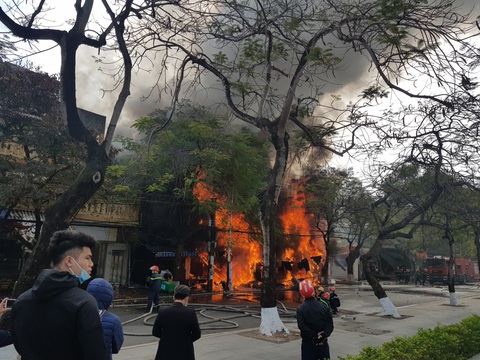 Cháy lớn tại tuyến phố trung tâm Hải Phòng - Ảnh 1. Cháy lớn tại tuyến phố trung tâm Hải Phòng - Ảnh 1.